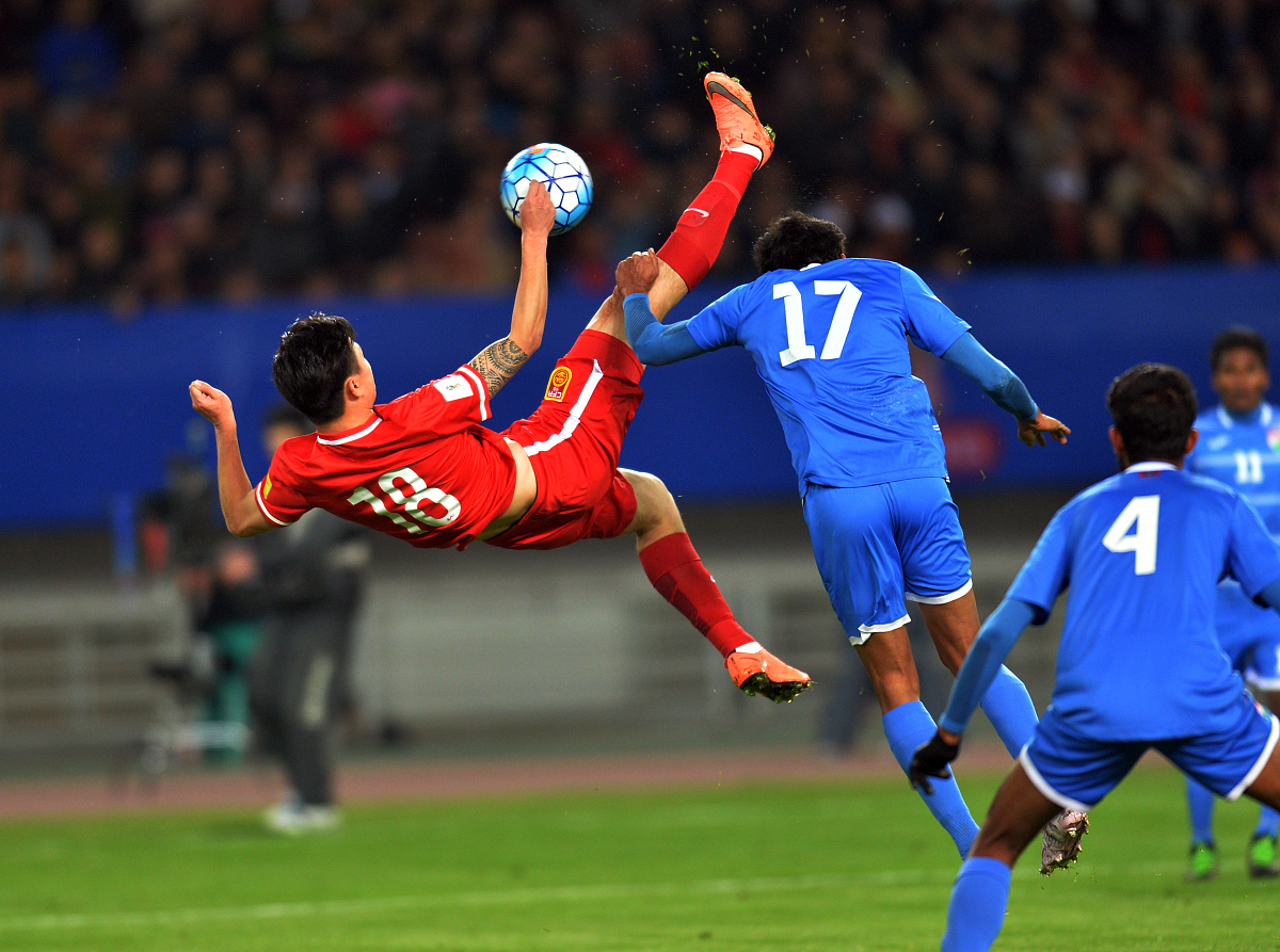 精彩的足球比赛让人目不转睛，期待着每一个进球的简单介绍