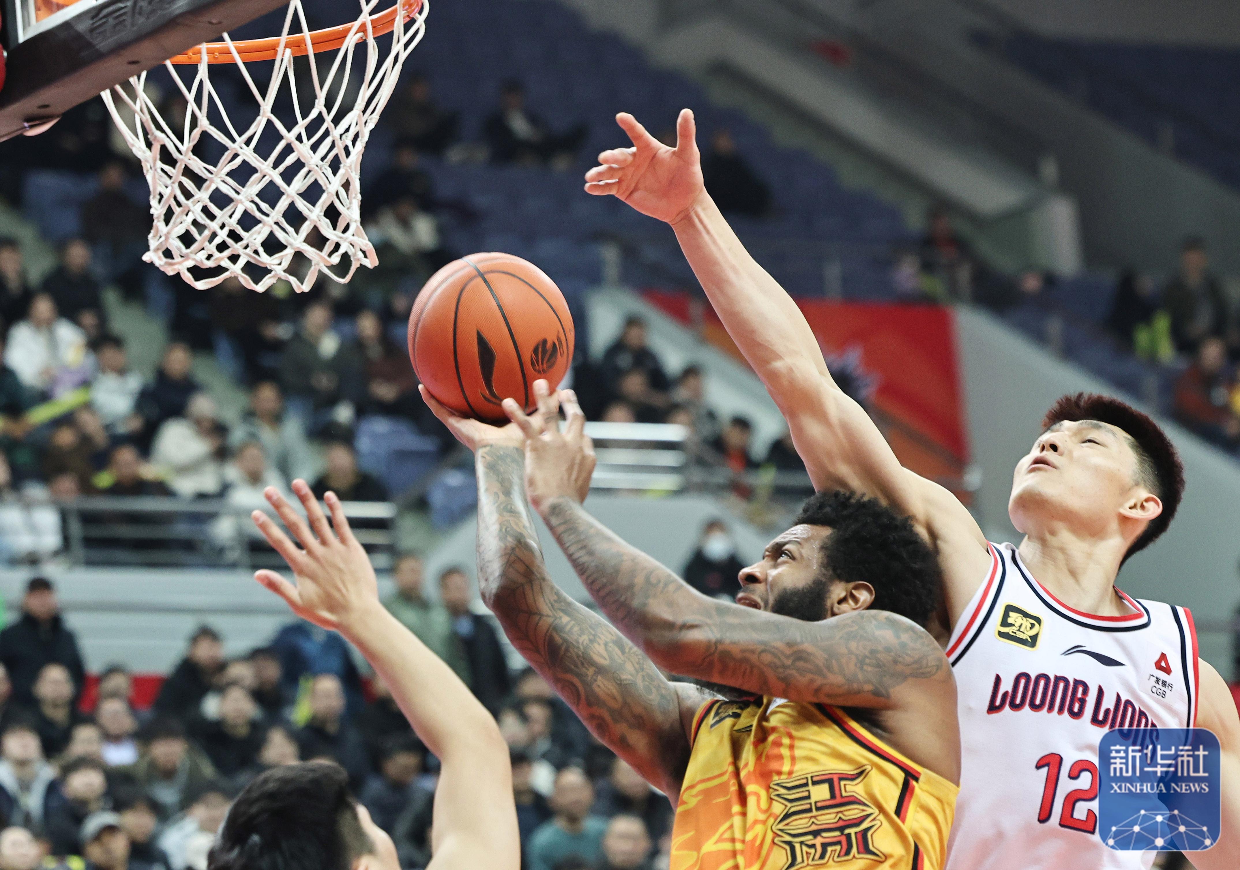 包含精彩篮球对决激烈纷争，观众掌声不断喝彩的词条