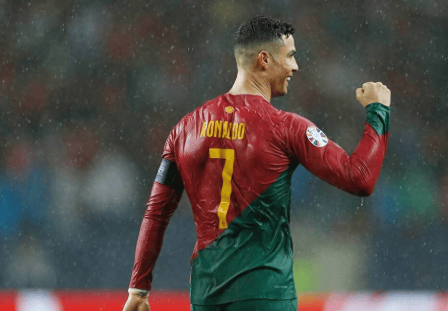 俄罗斯队表现出色，成功晋级欧洲杯八强