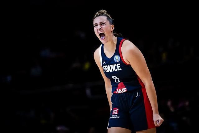 关于澳大利亚篮球球员季后赛中脱颖而出，为球队争取胜利的信息