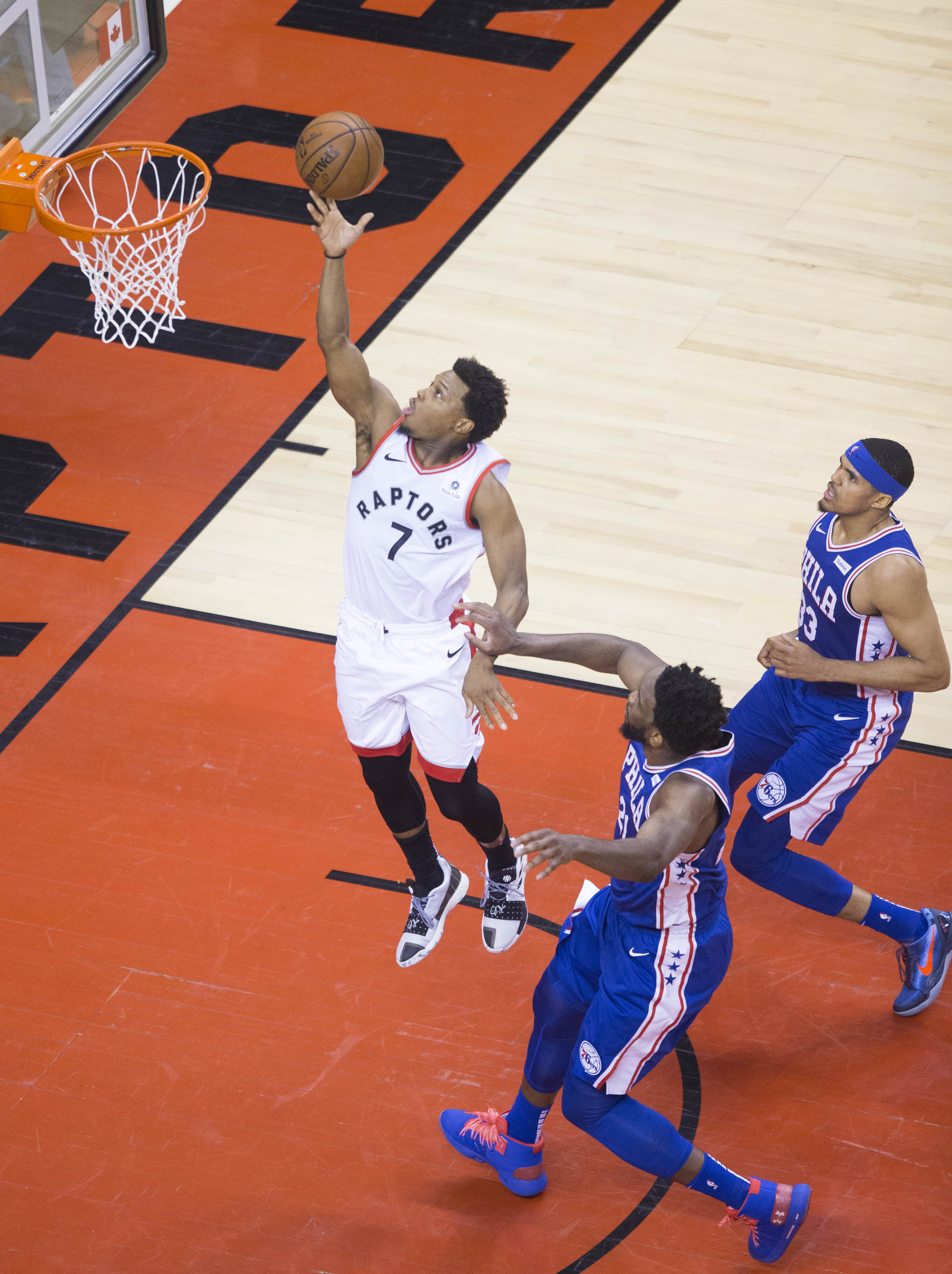 关于澳大利亚篮球球员季后赛中脱颖而出，为球队争取胜利的信息