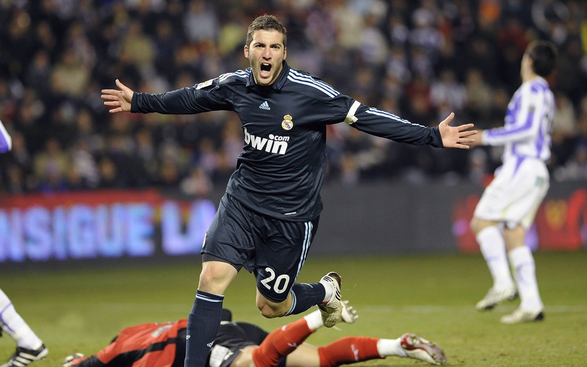 墨西哥轻取巴萨，当草根掀翻贵族，苏亚雷斯扛起的不只是一支球队